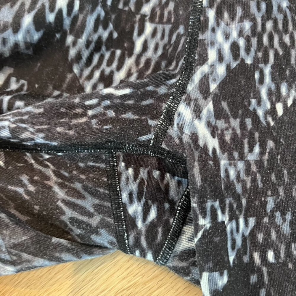 ** Athleta Chaturanga High Rise Black/Gray Cobra Snake Print Leggings XS - Picture 6 of 10